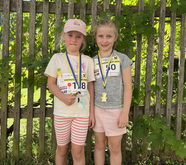 Stolze Medaillenträgerinnen Matilda Springer und Elisa Rabeck  | Foto: Franziska Führer