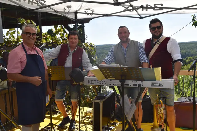 Bürgermeister Norbert Sulyok und die "Koarl Blech Musi". | Foto: Michael Strini