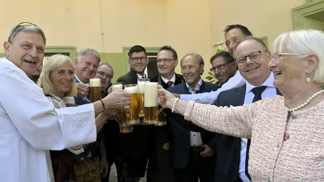 Einheimisches Shilling-Bier wird genossen