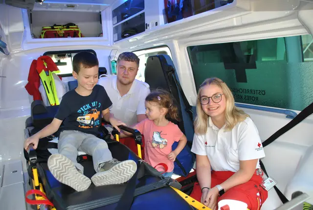 Besonders für die Kinder war die Erkundung des Rettungsautos ein Abenteuer.