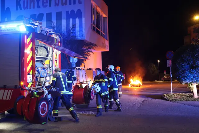 Feuerwehr bei Brand eines Abfallcontainers in Thalheim bei Wels im Einsatz. | Foto: laumat.at/Matthias Lauber