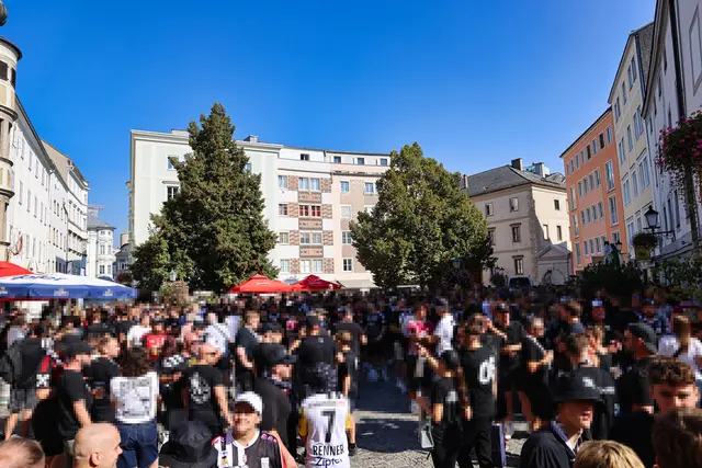 Altstadt vereinnahmt: Die LASK-Fans trafen sich im Herzen der Stadt Linz. | Foto: Reischl