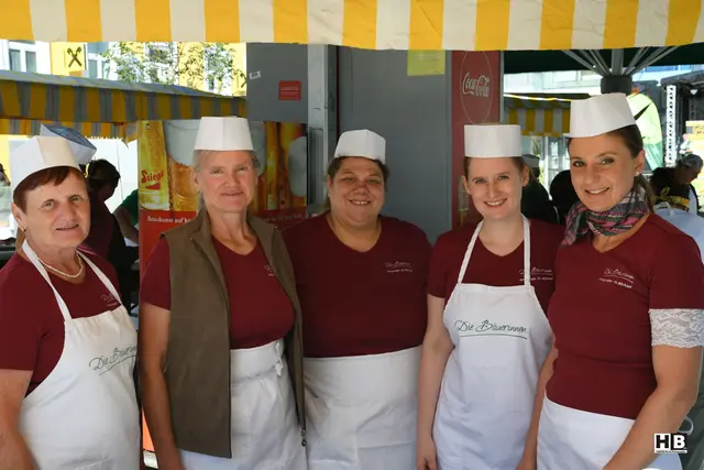 Im Bäuerinnendorf wurde wieder für das leibliche Wohl gesorgt.  | Foto: Bernd Haider