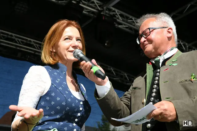 Erhard Skupa führte durch das Programm und konnte unter anderem auch Landesrätin Simone Schmiedtbauer unter den Ehrengästen begrüßen. | Foto: Bernd Haider