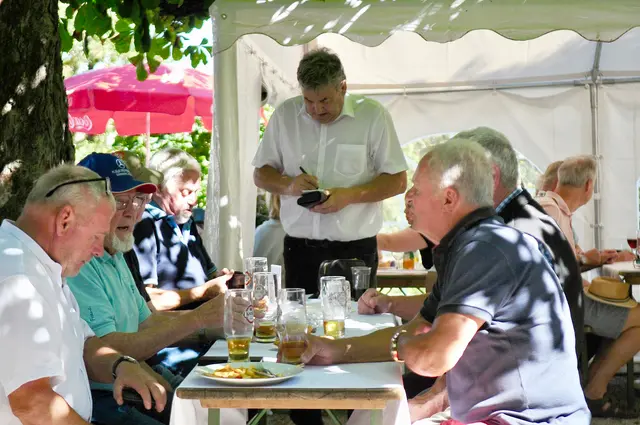 So feiert man ein rundes Jubiläum: Herbt Oberacher, so wie man ihn als erstklassigen Wirt kennt. | Foto: Hassl