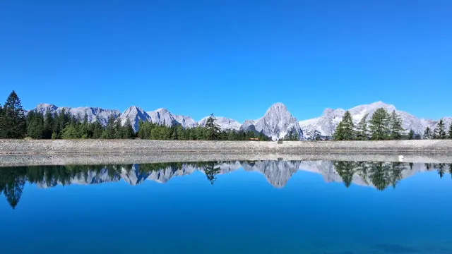 Spiegelung am Hutterer Speichersee.
Großer Pril:... 2515m höchster Berg im Toten Gebirge
Dominant die SPITZMAUER: mit 2446m zweithöchster Berg.
