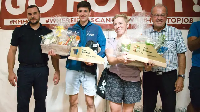 Die Tagessieger Sandra Haflener und Bastian Steinegger bei der Preisverleihung. | Foto: Norbert Ortner