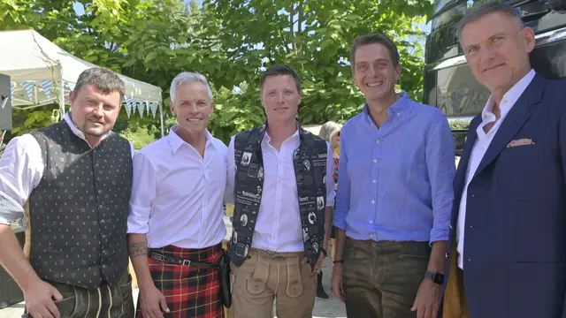 Andreas Pließnig, Bruno und Rene Reiterer, Hasslacher-Geschäftsführer Markus Schmölzer und Hannes Krobath, Sägewerk Winterholz, Mühldorf