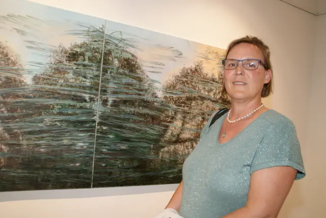 Juliane beim Betrachten eines Kunstwerkes von Gudrun Schüler. | Foto: Anna Maria Kaufmann