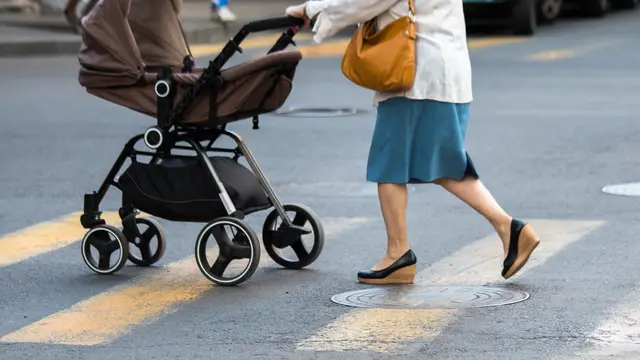 Beim Versuch, den Schutzweg zu überqueren, wurde eine Frau mit Kinderwagen angefahren. (Symbolfoto) | Foto: panthermedia/danielt.1994