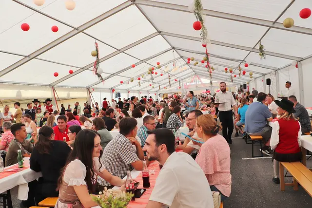 Rund  600 Teilnehmer verzeichnete das Familienfest. Die Roto Frank Mitarbeiter konnten in Werksführungen ihren Familien den Arbeitsplatz zeigen.  | Foto: Edith Ertl
