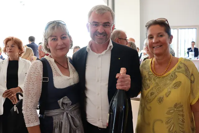 Mit zahlreichen Gästen, festlicher Stimmung und einem zukunftsweisenden Konzept wurde am Freitag die modernisierte Raiffeisen-Bankstelle Bad Sauerbrunn eröffnet.  | Foto: Alejandra Ortiz