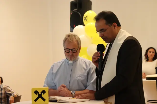 Ein besonders emotionaler Moment war der Besuch von Pater Kuruvila und seinem Team von der katholischen Kirche Bad Sauerbrunn. Sie segneten die neue Bankstelle und überreichten ein Kreuz als besonderes Geschenk – ein Zeichen für Segen, Schutz und gute Wünsche für die Zukunft der Bank und ihrer Gäste.  | Foto: Alejandra Ortiz