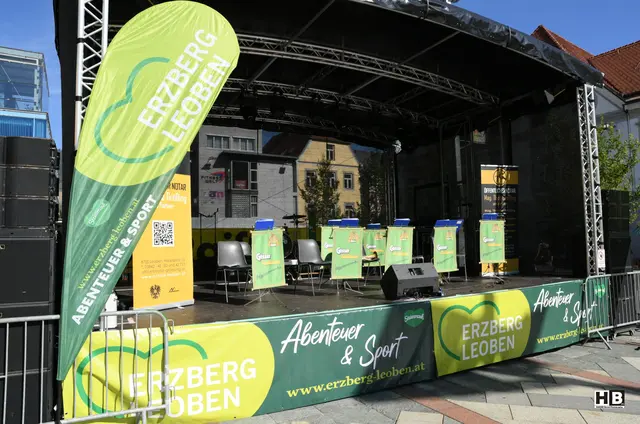 Das Programm auf der großen Bühne am Hauptplatz startete um 11 Uhr. | Foto: Bernd Haider