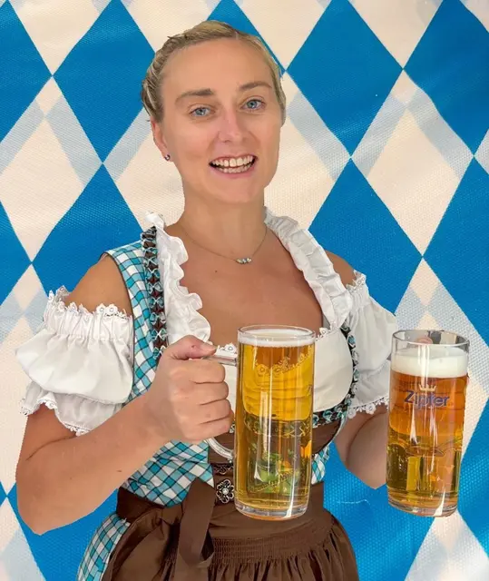 "O'zapft is": Yasmina sorgte dafür, dass die Niederlage aus den Köpfen der Spieler verschwand und die Gäste versorgt waren. | Foto: Foto: Walpoth