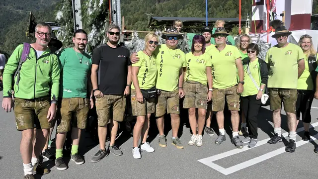 Marco Schwarz, versteckt 7. von links im Hintergrund, mit Eltern und Fanclub-Mitgliedern