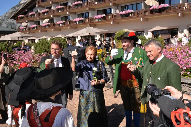 Ein Prost auf das Jubiläum: Bgm. Christian Härting, Konzernchefin Isolde Liebherr, Schützenhauptmann Pius Trostberger, Hoteldirektor Karl Brüggemann.
 | Foto: MG Telfs/Dietrich