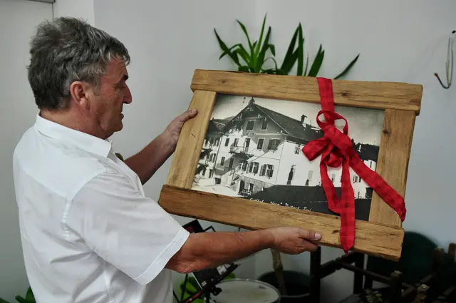 Zu den Geschenken für die Jubilare zählte auch das eine oder andere historische Bildnis des jahrhundertealten Gasthofs. | Foto: Hassl