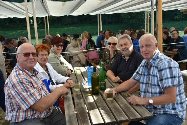 Auf dem Floss ging es Lustig zu.  | Foto: Gerald Dreisieber