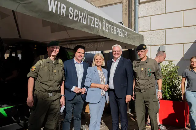 Unter den Ehrengästen durfte der Hausherr Bürgermeister Thomas Steiner auch die Bundesministerin für Landesverteidigung Mag. Klaudia Tanner begrüßen. | Foto: Sophia Braun