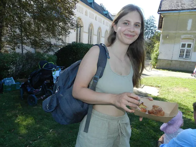 Julia  Brunner War vom Geschmack des Apfel strudl begeistert | Foto: Heribert Punz
