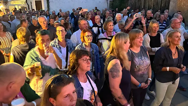 Die begeisterten Besucher füllten den Innenhof der Goldenen Rose. | Foto: Franz Fichtinger
