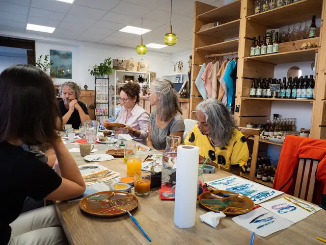 Die Teilnehmerinnen und Teilnehmer des Malcafés in entspannter Atmosphäre bei der Umsetzung. | Foto: MeinBezirk/Königshofer