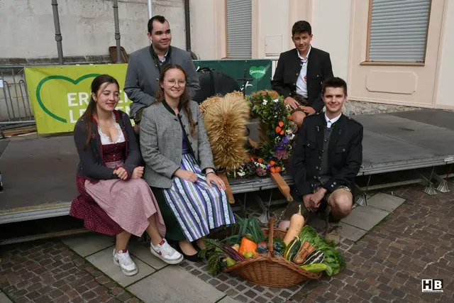 Die Landjugend trug die Erntekrone zur Festmesse.  | Foto: Bernd Haider