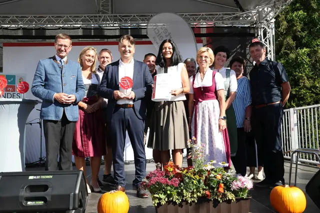 Viertelsieger Aspach: Wirtschafts- und Raumordnungs-Landesrat Markus Achleitner (l.), Bürgermeister Georg Gattringer (3.v.l.) und Vorstandsdirektorin Kathrin Kühtreiber, OÖ Versicherung (5.v.l.). | Foto: Land OÖ/Daniela Sternberger