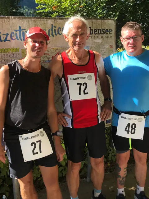 Thomas Zrnjanowitsch (l.) und Ulrich Hofstätter (r.) gratulieren Sigi Weinbacher zu 27 Teilnahmen. | Foto: LC Ebensee