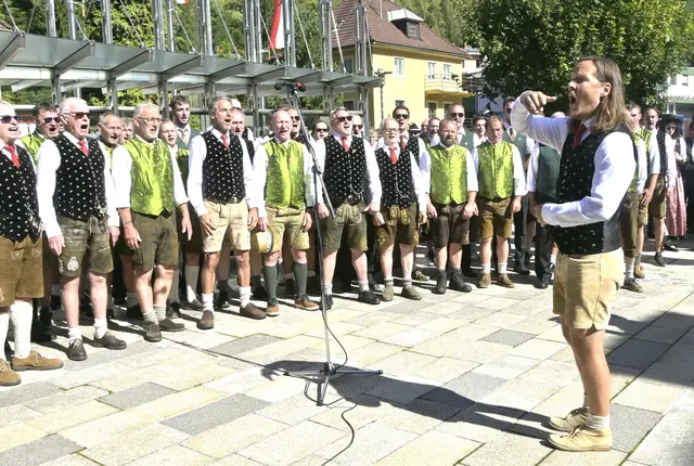 Florian Bayer hat drei Männergesangsvereine unter Kontrolle