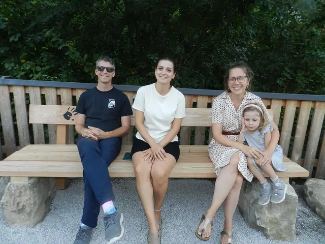 Stphan Grossmüller,Carina Scheibelreiter, Soohie, Ida 
Grossmüller haben den Abend auf der Neuen Bank genossen | Foto: Heribert Punz