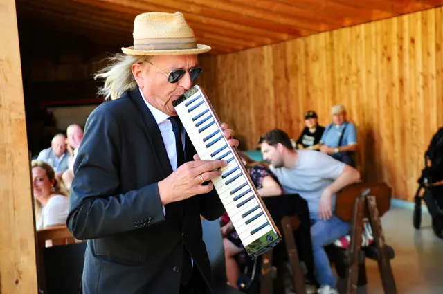 Markus Linder ausnahmsweise nicht am Piano, sondern mit der Mobil-Tastatur mittendrin. | Foto: Hassl