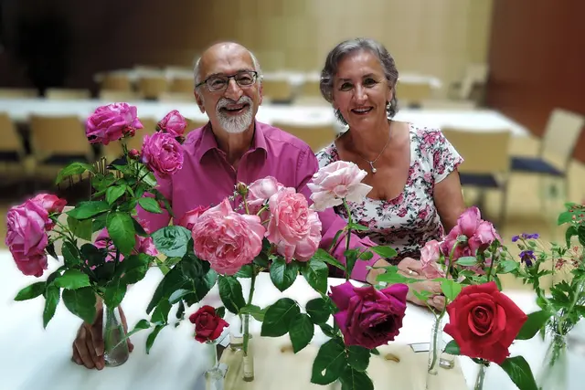 Josef und Anni Mayr aus Luftenberg stellen Rosensorten vor. | Foto: Sepp Mayr