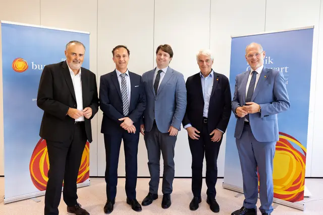 Landeshauptmann Doskozil, Primarius Feigl, Dr. Staribacher und die Gesundheit Burgenland Geschäftsführer Stephan Kriwanek und Franz Öller bei der Präsentation der Minimalinvasiven Neurochirurgie in der Klinik Oberwart.  | Foto: LMS/Stefan Wiesinger