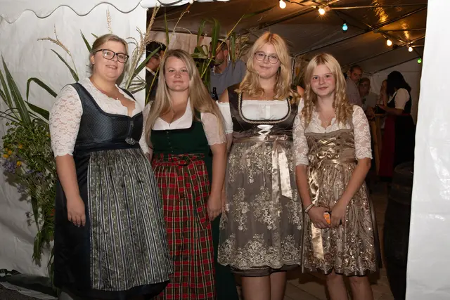 V.l.: Die frisch gekrönte Erntekönigin Shireen Haberler, Katrin Ötsch, Vanessa Fehringer und Anna Ötsch. | Foto: er