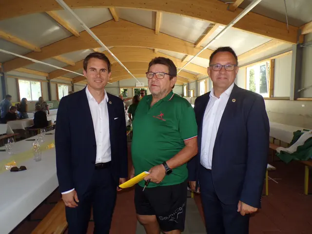 V.l. Bürgermeister David Venus, Obmann Engelbert Sorger und Vizebürgermeister Thomas König unter dem Dach der neuen Stocksporthalle.  | Foto: Peter Sattler