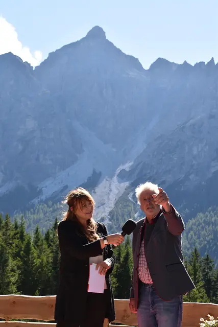 Der Künstler im Gespräch mit Moderatorin Maria Bettina Bacher. | Foto: Kainz