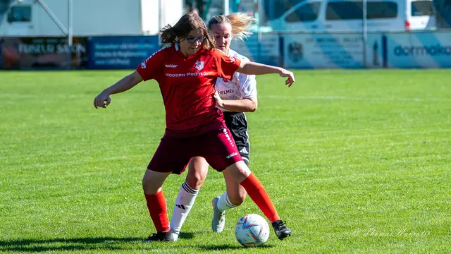 Sandra Halbmayer (rot) scorte zum 1:0 | Foto: Thomas Navratil