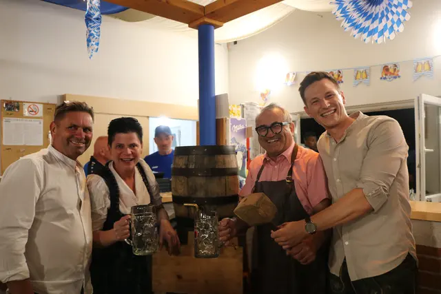 2. Vizebürgermeister Paul Toth, Obfrau des ASKÖ Kohfidisch Bianca Schuch, Bürgermeister Norbert Sulyok und Spieler Julian Binder zapften das Bierfass an. | Foto: Jana Gollacz