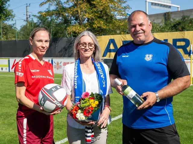 von links: Kapitänin Gertrud Sensoy, Gemeinderätin Susanne Schaufler und Christian Mrskos  | Foto: Stefan Pfaller