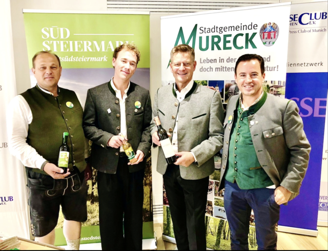 Bayrisch-Steirisch mit Münchner Wirten: Murecks Bürgermeister Klaus Strein, Benjamin Wildmoser vom Café am Marienplatz, Jürgen Lochbichler von "Der Pschorr" am Viktualienmarkt und Initiator Gery Richter (v. l.) | Foto: Bayrisch Steirisch