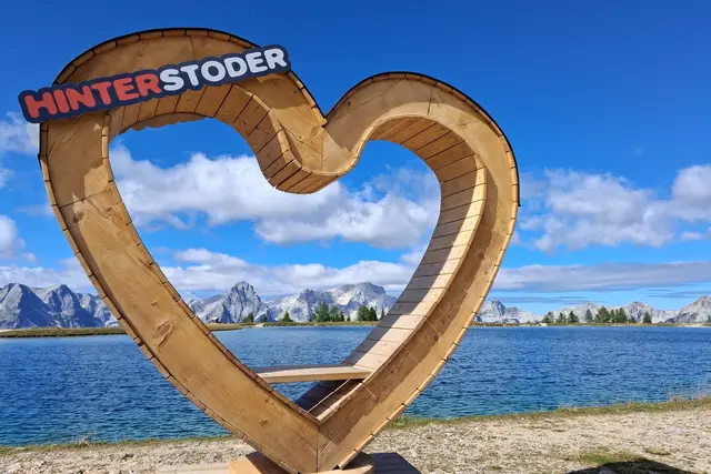 Auch auf der HÖSS steht ein drehbares HOLZ❤️.
Der Blick ins Tote Gebirge ist einfach HERRLICH.