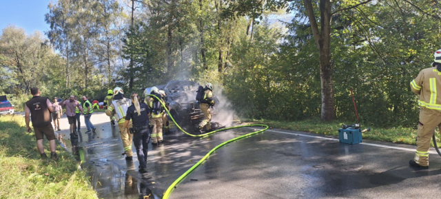 Zahlreiche Einsatzkräfte standen im Löscheinsatz – die Unterinntalstraße war komplett gesperrt. | Foto: FFW Stans
