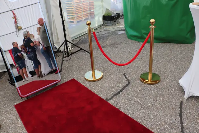 Für Erinnerungsfotos wurde zur Fotobox ein roter Teppich ausgerollt.  | Foto: Edith Ertl