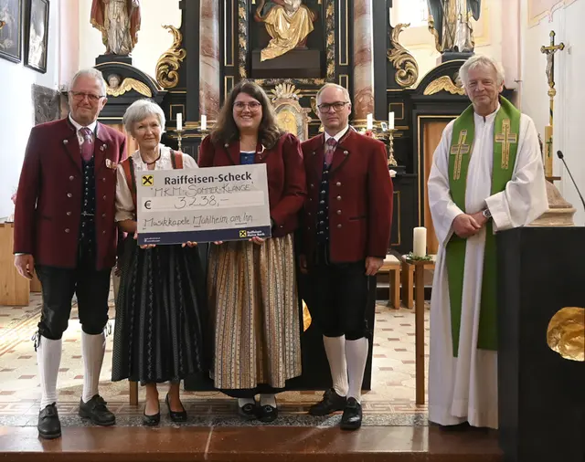 Vertreter der Musikkapelle übergeben die Spende für die Orgelsanierung - am  Bild v.l.n.r.: Obmann Gottfried Raschhofer, Pfarrgemeinderats-Obfrau Magdalena Gradinger, Kapellmeisterin Viktoria Frauscher, Obmann Josef Binder, Herr Pfarrer Franz Strasser. | Foto: Pfarre/Herbert Hofbauer