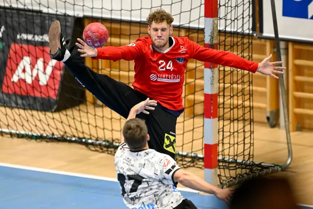 Julian Mitterdorfer (Bruck) ist gegen den Schuss von Filip Peric (Schwaz) chancenlos. | Foto: GEPA pictures/Daniel Schönherr