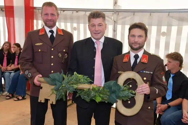 Symbolische Übergabe an das Wehrkommando, v.l. OBI Florian Plank, Bgm. Josef Maier und HBI Marco Wölfl. | Foto: Anita Galler