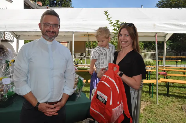 Die Fa Sorger sponserte  einige prall gefüllte Rucksäcke   | Foto: Strohmeier