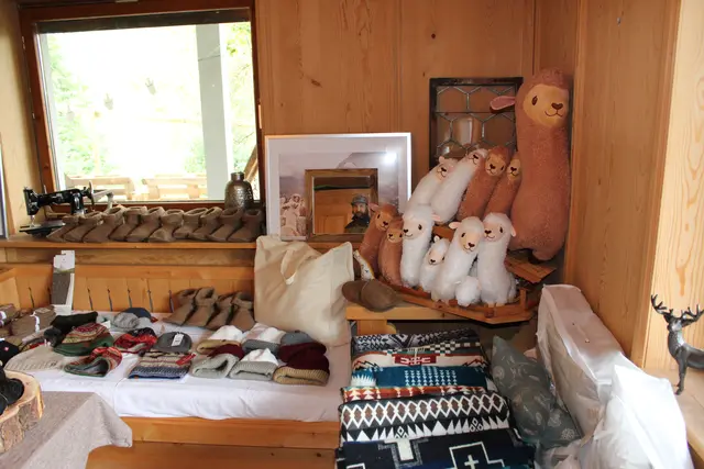 Im Hofladen kann man handgemachte Produkte kaufen.